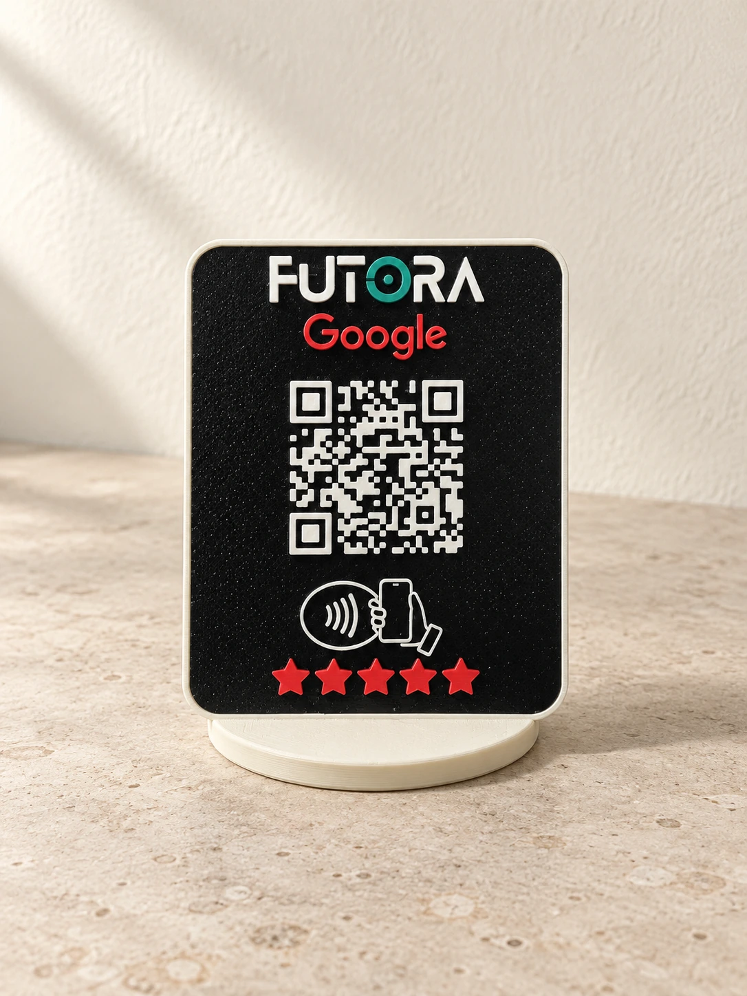 Placa de avaliações Google NFC e QR com base clara, numa superfície neutra