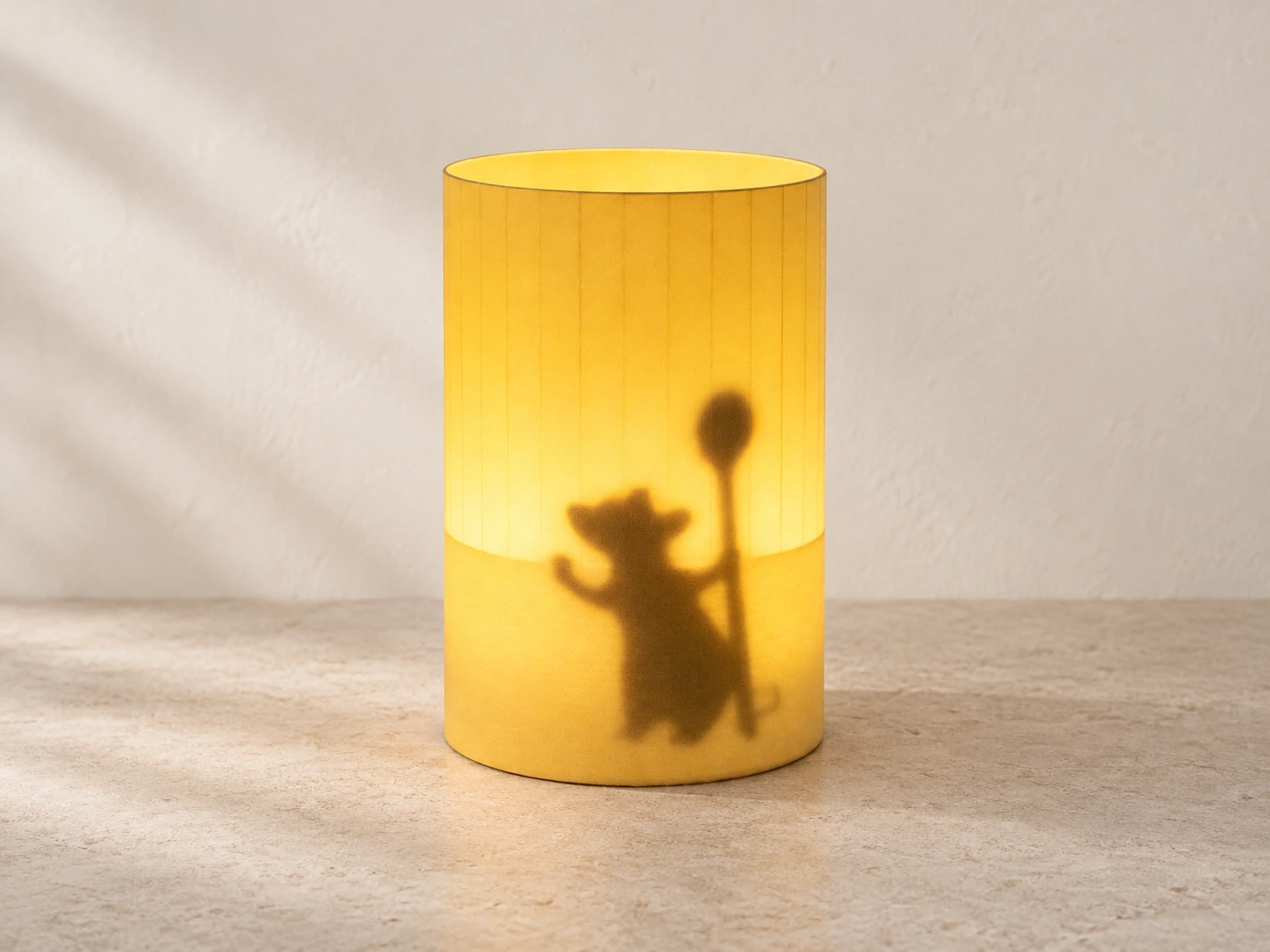 Luminária cilíndrica iluminada com silhueta decorativa