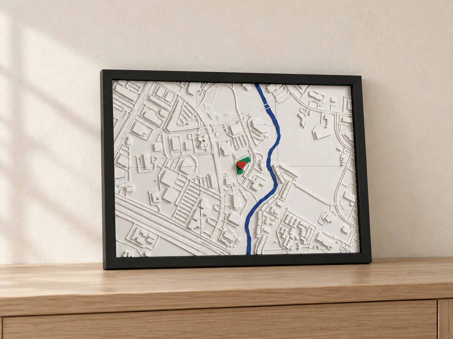 Mapa personalizado em relevo, numa moldura com um coração a marcar um lugar