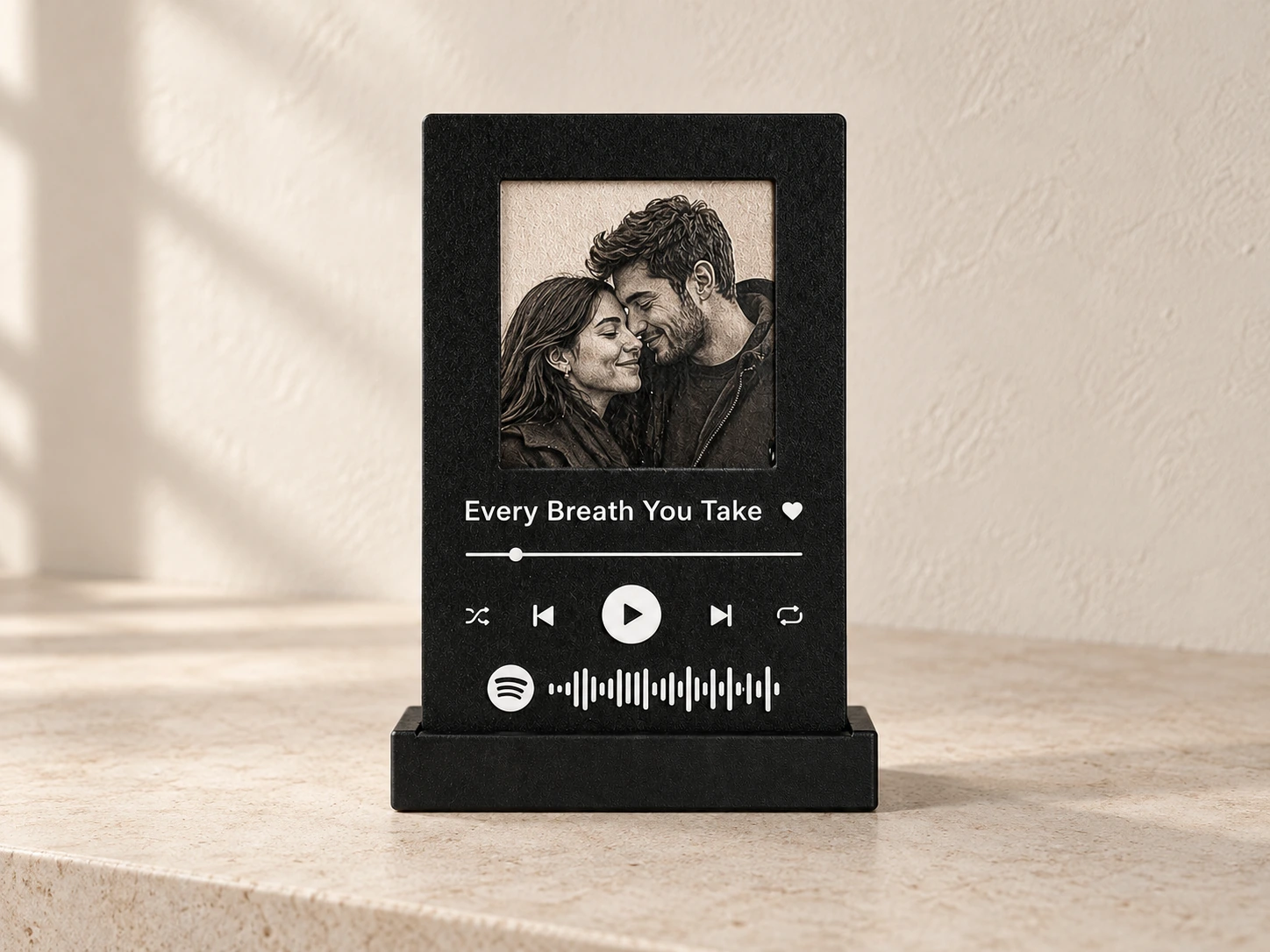 Placa com fotografia de casal, título de música e elementos gráficos de um leitor musical