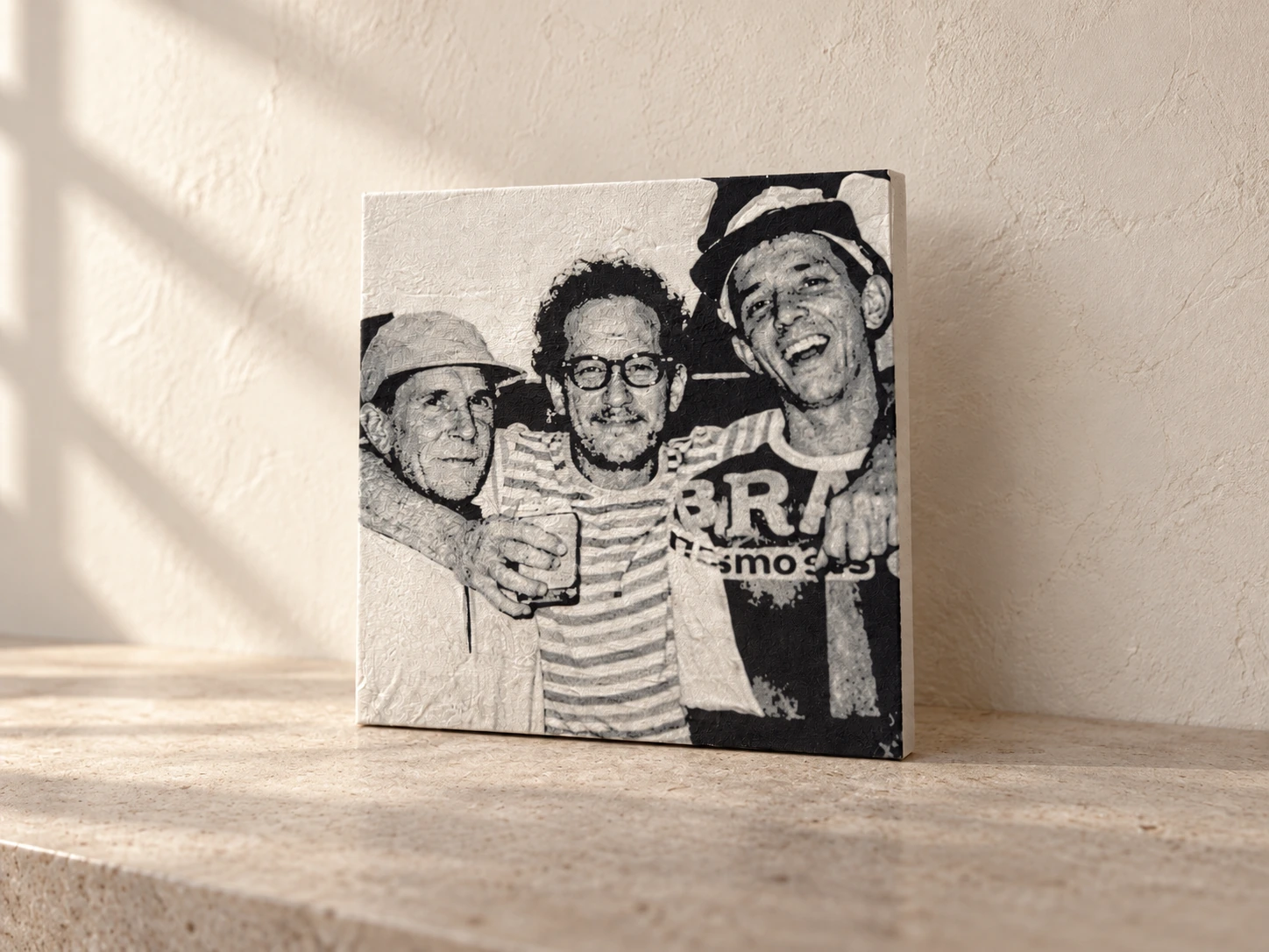 Retrato de três pessoas em relevo, sobre uma superfície neutra