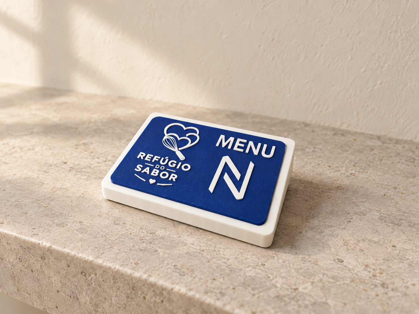 Placa azul e branca de menu NFC Refúgio do Sabor