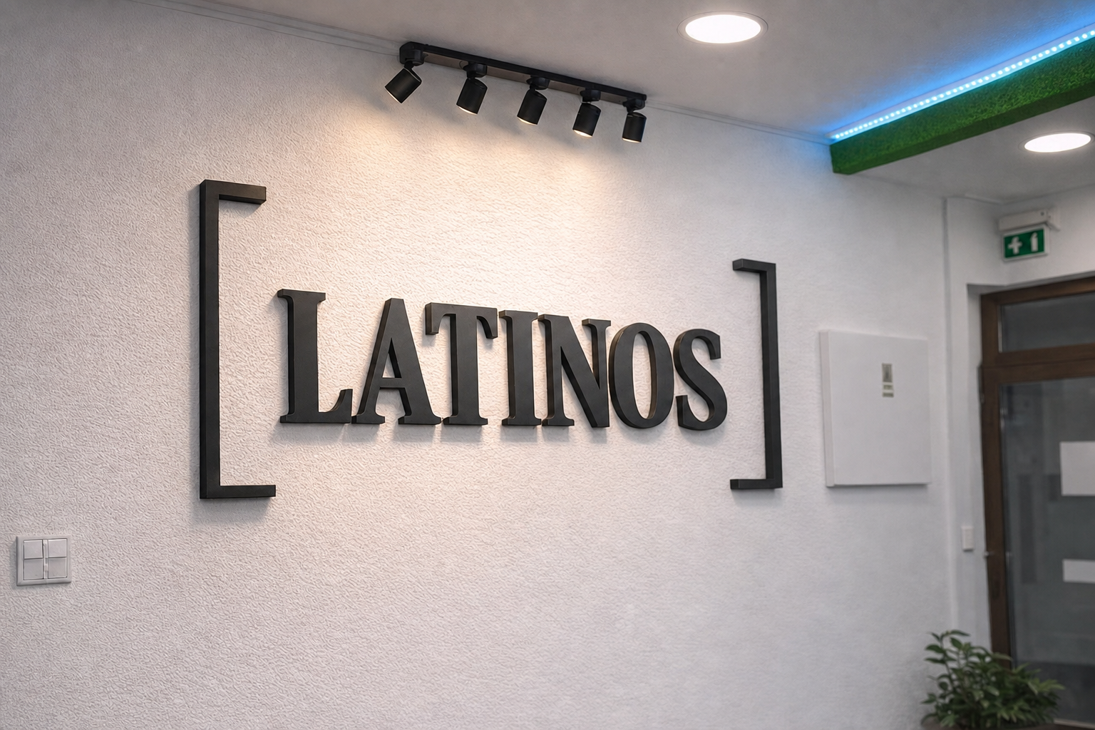 Placa 3D LATINOS em escritório moderno, exemplo de sinalética e ativação de marca
